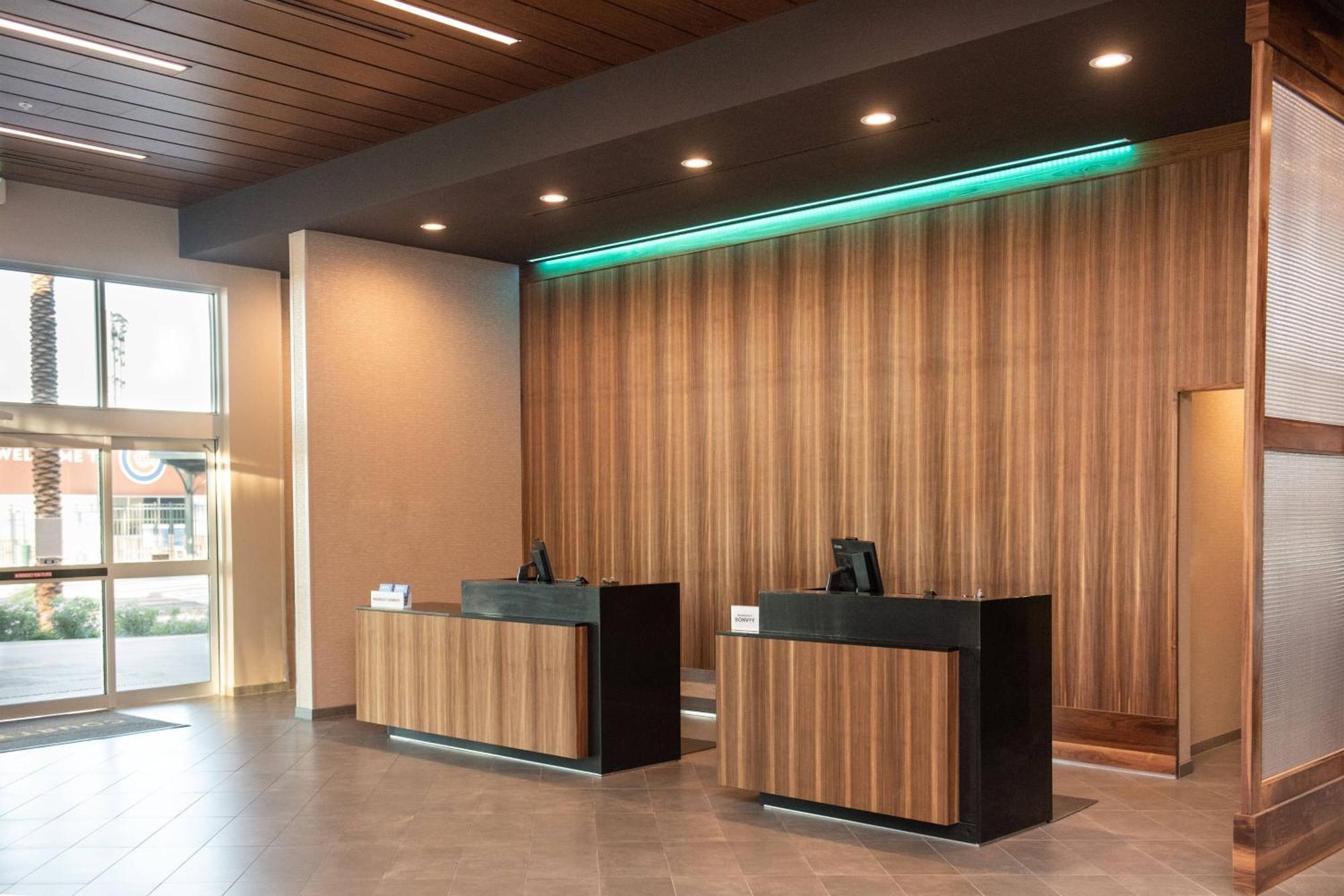 Courtyard By Marriott At Wrigleyville West 3*