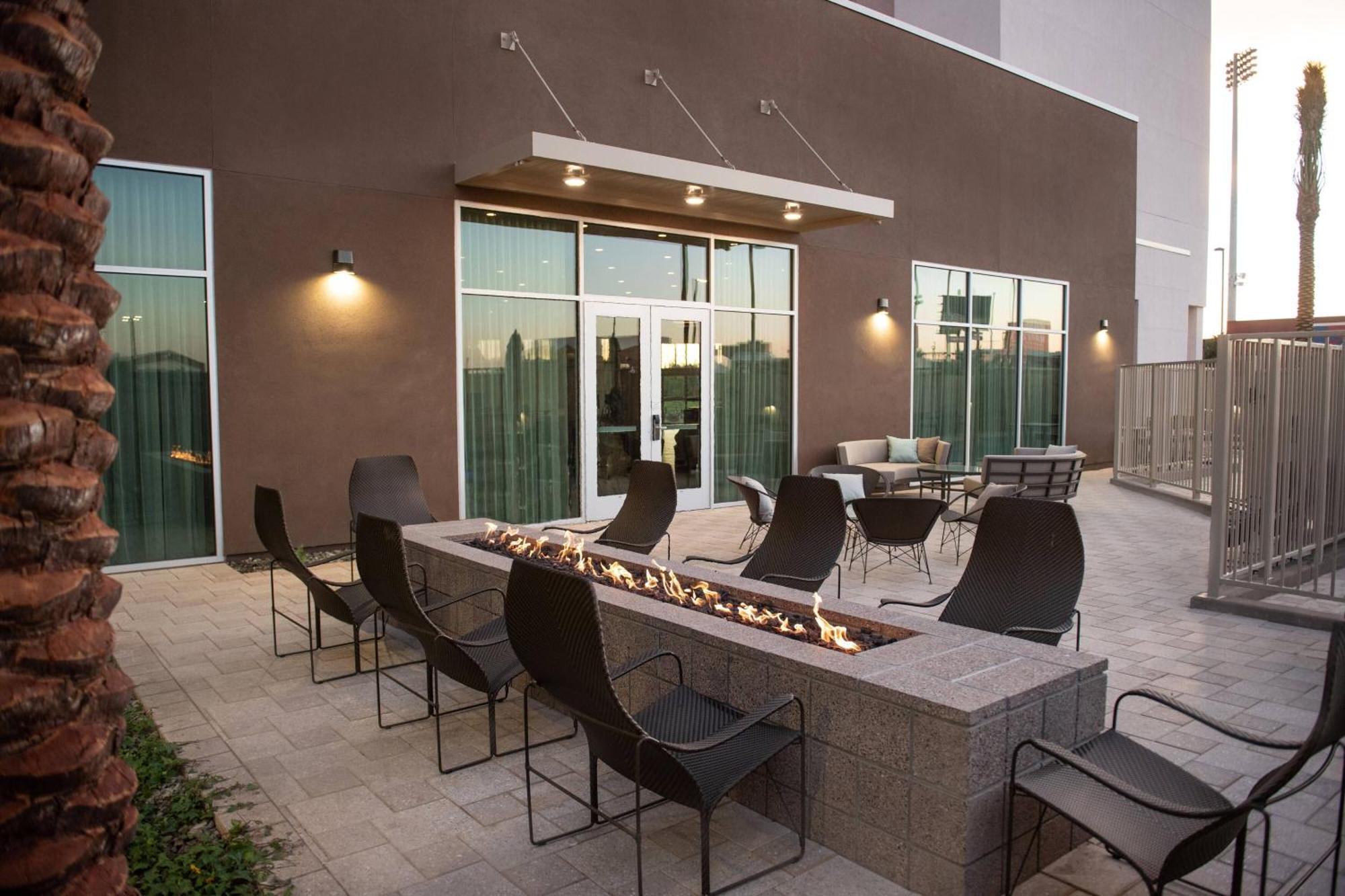 Courtyard By Marriott At Wrigleyville West 3*